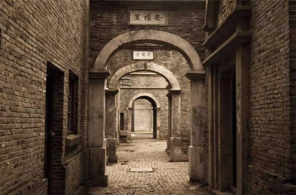 4-Hour Shanghai Private Photography Tour with Alleyway Exploring