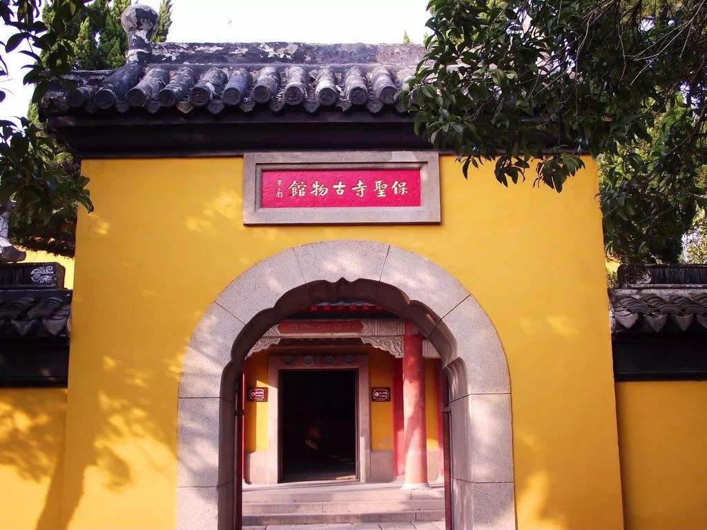 Luzhi_Baosheng_Temple_1.jpg