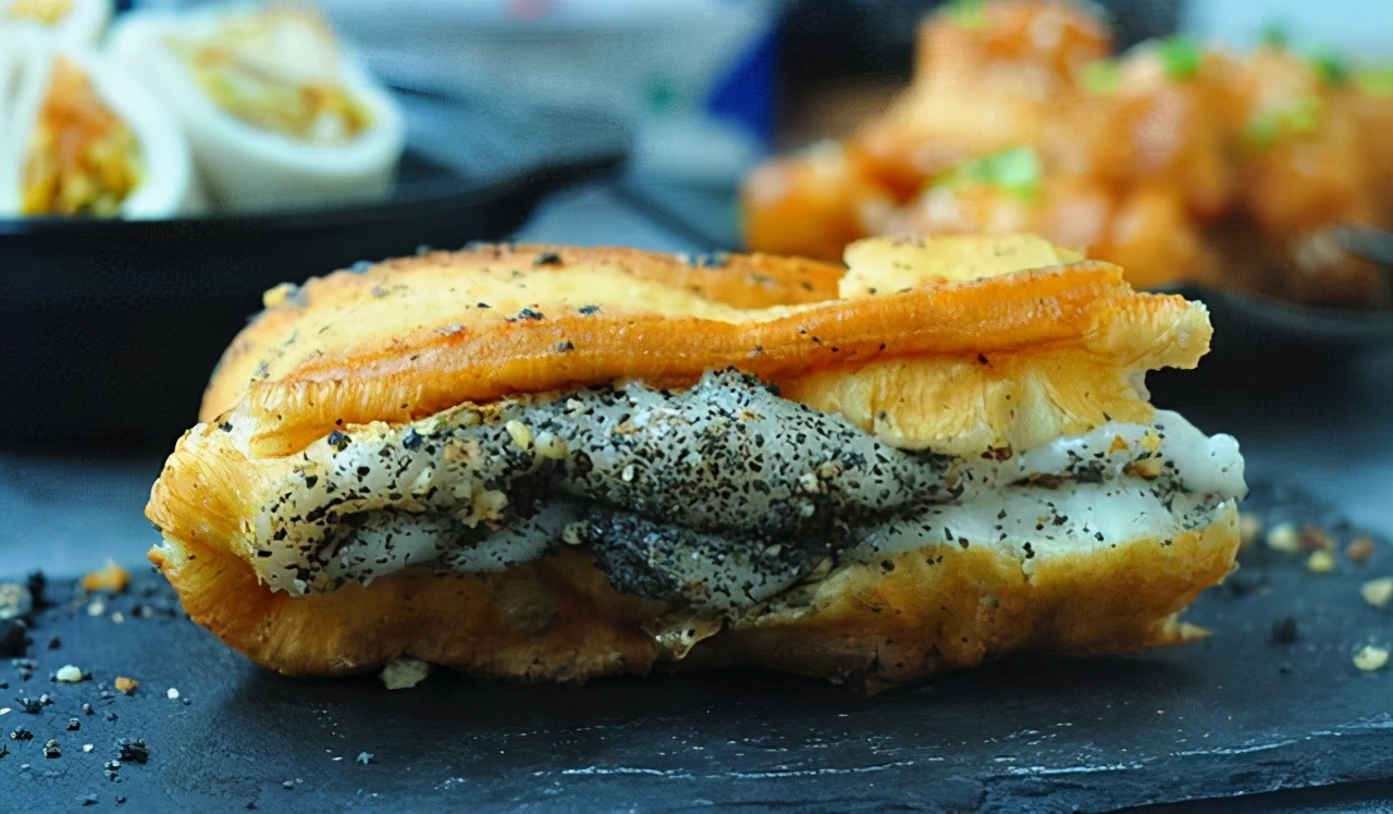 Crispy-Fried-Dough-Sticks-Wrapped-in-Sticky-Rice