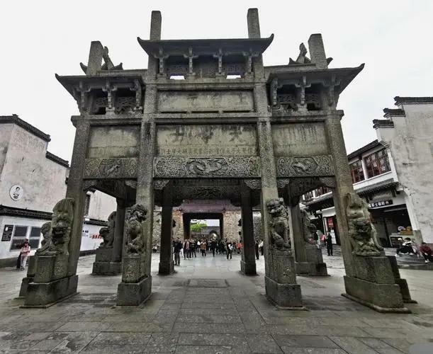 Xuguo-Stone-Archway-Huangshan